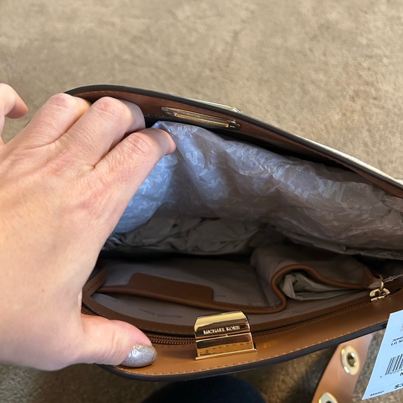 Michael Kors vanilla Sullivan large messenger Bag - Picture 6 of 11